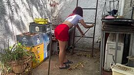 घर आया सौतेली बेटी स्कर्ट में धो रही देखी उसकी बड़ी गांड से रुका न सका! 😍