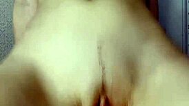 की-सिम कैजुअली राइड्स अ ह्यूज कॉक इन काउगर्ल स्टाइल ऑन द बेड।