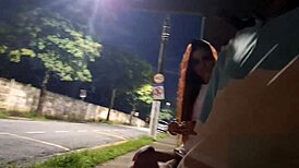 punheta arriscada no ponto de onibus ao lado de desconhecida linda