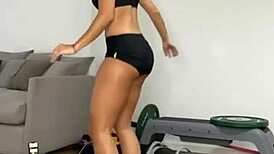 I can't stop staring at Sol Perez's cameltoe, it's so hot and tempting