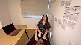 Mi estudiante de medicina me engañó, ¿cómo terminamos desnudas en mi oficina?