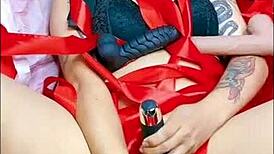 Dulce zorra masturbates with thick black dildo in box cosplay until intense orgasm