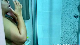 Mi padrastro me folla en la ducha