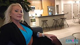 मिल्फ एलेक्सिस मेलोन बिग टिट्स के साथ क्लाइंट को पैशनेटली फक करती है