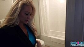 मिल्फ एलेक्सिस मेलोन बिग टिट्स के साथ क्लाइंट को पैशनेटली फक करती है