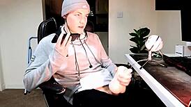 masturbatin while chattin on phone with my girl