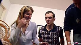 Cuckold Ehemann Watches Dummer Freundin in Dreier mit Fremden! What a Shock!