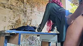 चीटिंग वाइफ क्रिपी अबैंडंड बिल्डिंग में नाइल्ड होती है