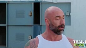 डैडी ड्रू गे बॉटम कोल कोंनर को बेयरबैक करते हैं