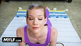 एनलमॉम - रेडहेड मिल्फ एनल योग के लिए बेंड करती है