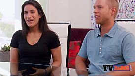 अरे, पार्टी शुरू होने से पहले हम अमेरिकी जोड़ों को गीला जंगली होते देखोगे?