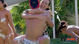 अरे, पार्टी शुरू होने से पहले हम अमेरिकी जोड़ों को गीला जंगली होते देखोगे?