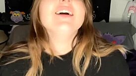 i suckin' that dildo an' playin' with my wet pussy