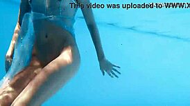 अरे, देखो ivi rein गहरे पानी में डाइव करती है underwater pool skills के साथ