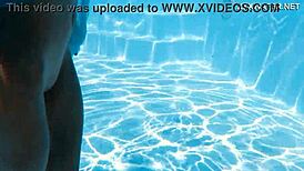 अरे, देखो ivi rein गहरे पानी में डाइव करती है underwater pool skills के साथ