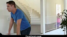 वाह, धोखेबाज हाउसवाइफ हसबैंड बिजी होने पर स्टीपसन को बांग करती है!