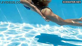 अरे, देखो ivi rein गहरे पानी में डाइव करती है underwater pool skills के साथ