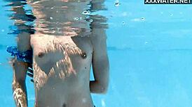 अरे, देखो ivi rein गहरे पानी में डाइव करती है underwater pool skills के साथ