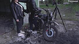 रशियन ब्रूनेट की खुले में निर्माण स्थल पर लंड चूसाई