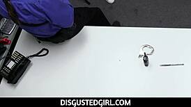 डिसगस्टेडगर्ल - छोटी 18+ लातीना टीना 18+ शॉपलिफ्टर ऑफिसर के साथ फंसी हुई महसूस करती