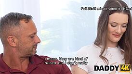 हैरान करने वाली! टैटू वाली ब्रूनेट ससुर से चुदवाती धोखे में