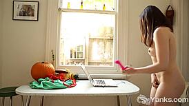 Yanks Girl Anne Pulsating Her Shaved Snatch