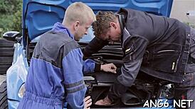 lucky guy licks and hammers hot chicks bald cum-hole 😏