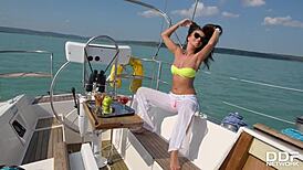 यॉट पर मज़ा