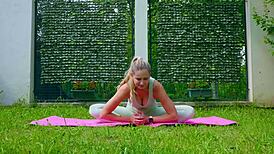 अरे देखो स्टेला कार्डो क्यूट बॉडी से आउटडोर योगा