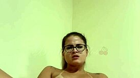 Punheta guiada da loira safada exibindo a buceta melada pro fernando e pedindo leitinho