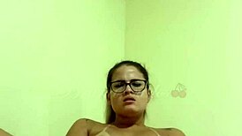 Punheta guiada da loira safada exibindo a buceta melada pro fernando e pedindo leitinho