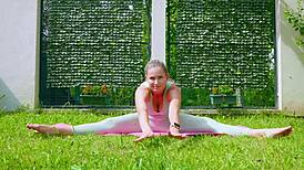 अरे देखो स्टेला कार्डो क्यूट बॉडी से आउटडोर योगा