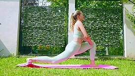 अरे देखो स्टेला कार्डो क्यूट बॉडी से आउटडोर योगा