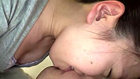 एशियन बेब स्पैंकिंग और कमशॉट्स संग रफ 3पी चुदाई के लिए गिड़गिड़ाती