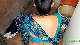 चाची, तुम कपड़े धो रही हो, लेकिन मुझे कॉलेज के लिए नहाना है, मैं लेट हूं!