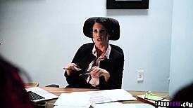 हॉट लेस्बियन थ्रीसम में सेक्सी लड़कियां और मैच्योर औरत