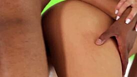 कैशा ग्रे अपनी पतली 18+ टीन चूत में विशाल काला लंड गहराई तक लेती है