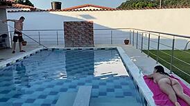 QUE RICO ES FOLLAR EN LA PISCINA CON MI PADRASTRO!