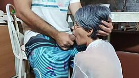 मैं अपने सौतेले बेटे को किचन में जोर से फक करता हूँ गंदी सिसकारियों के साथ