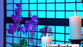 मैं बेड पर नंगी पोज़ करने की आदी हूँ - एलीसन टायलर