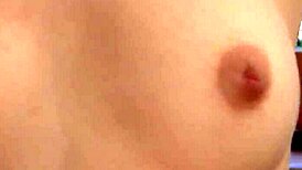 मैं देखता हूँ कि ब्यूटी टीन 18+ अपनी पस्सी को वाइब्रेट कर रही है।