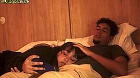 hermanastro, déjame dormir en tus piernas, pero no metas tu pene, ok?