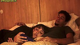 hermanastro, déjame dormir en tus piernas, pero no metas tu pene, ok?