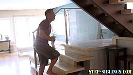 टीन सौतेली बहन रोज हार्ड लंड चूस लेती है