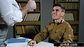 यूके टीचर 18+ इमिग्रेंट स्टूडेंट को सेड्यूस करती है