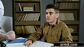 यूके टीचर 18+ इमिग्रेंट स्टूडेंट को सेड्यूस करती है