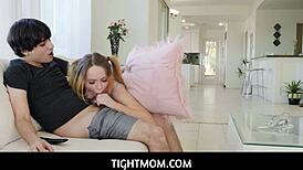 टाइटमॉम स्टीपसिबलिंग्स स्टीपडैड के पीछे लिविंग रूम में नॉटी हो जाते हैं