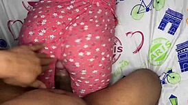 कर्वी 18 साल की स्टीपसन की बड़ी गैंड टाइट जींस में