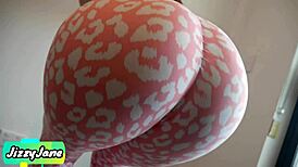 अभी टाइट योगा पैंट्स रगड़कर पैंटी में कम आया