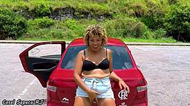 não sei se é calor ou tesão só sei que sai do carro pra me refrescar e tocar uma no meio da viagem 😏